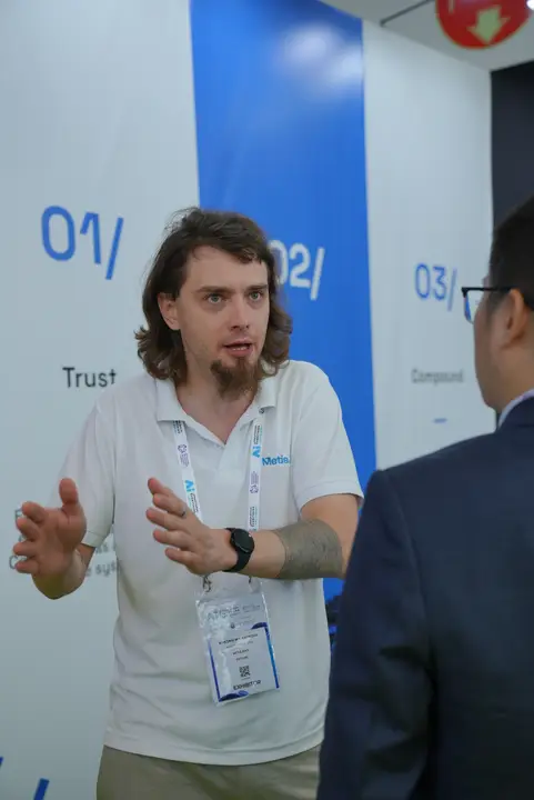 MetisJean at AI Everything Abu Dhabi: a member of the team explaining the Trust panel